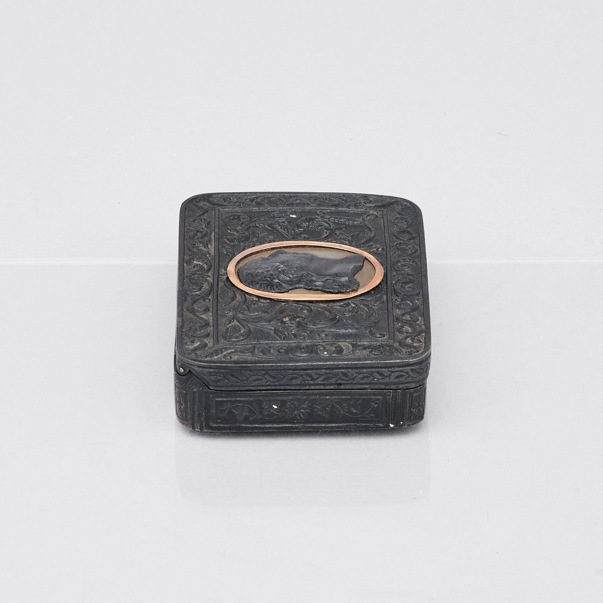 Dosa, gjutjärn med porträttmedaljong. 1800-talets början. Sannolikt föreställande kung Ludvig XVIII. Empire.