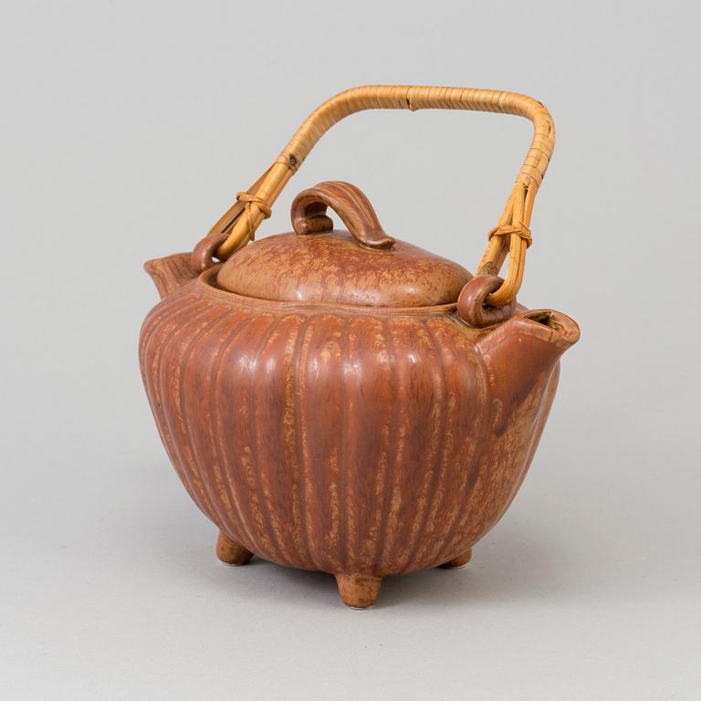 A double spouted teapot by Gunnar Nylund, Röstrand.