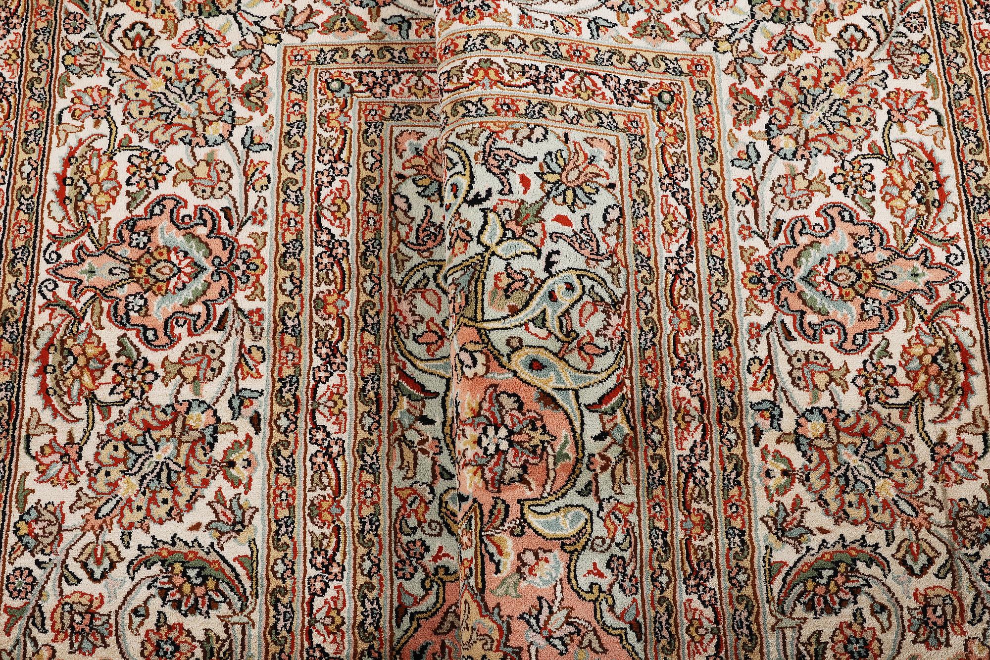Matta, silke Kashmir, ca 303 x 216 cm.