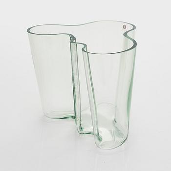 Alvar Aalto, A '3030' vase signed, Alvar Aalto 100 Iittala 1998.
