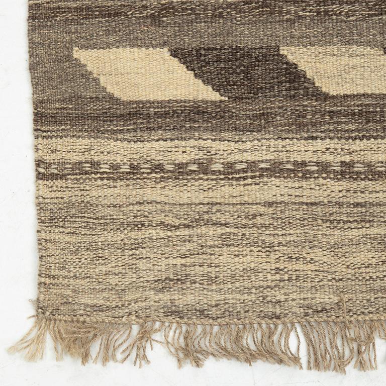 A persian kilim carpet, c 296 x 195 cm.