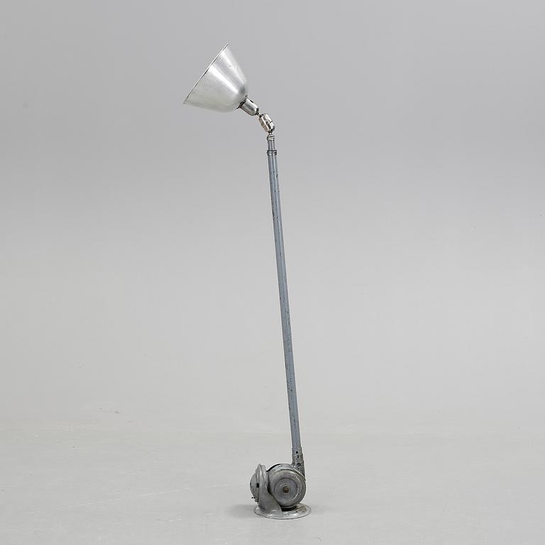 VÄGGLAMPA, "Triplex-pendel", Johan-Petter Johansson, omkring 1900-talets första hälft.