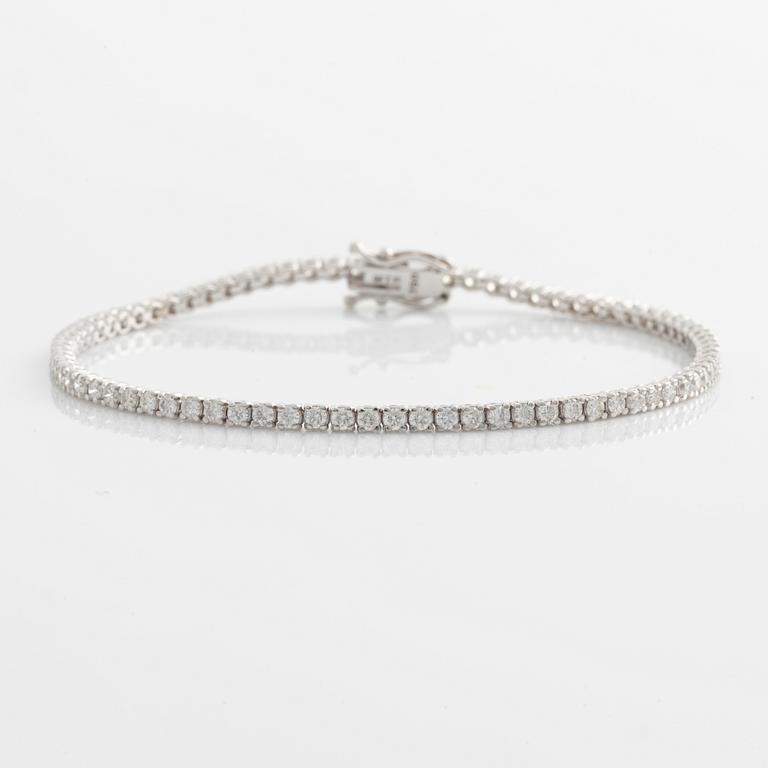 Tennis bracelet with brilliant-cut diamonds.