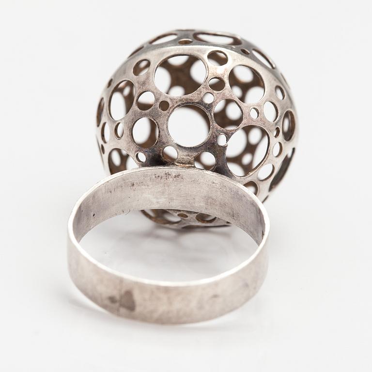 Liisa Vitali, Ring "Leppäkerttu", sterlingsilver. Westerback, Helsinki 1971.