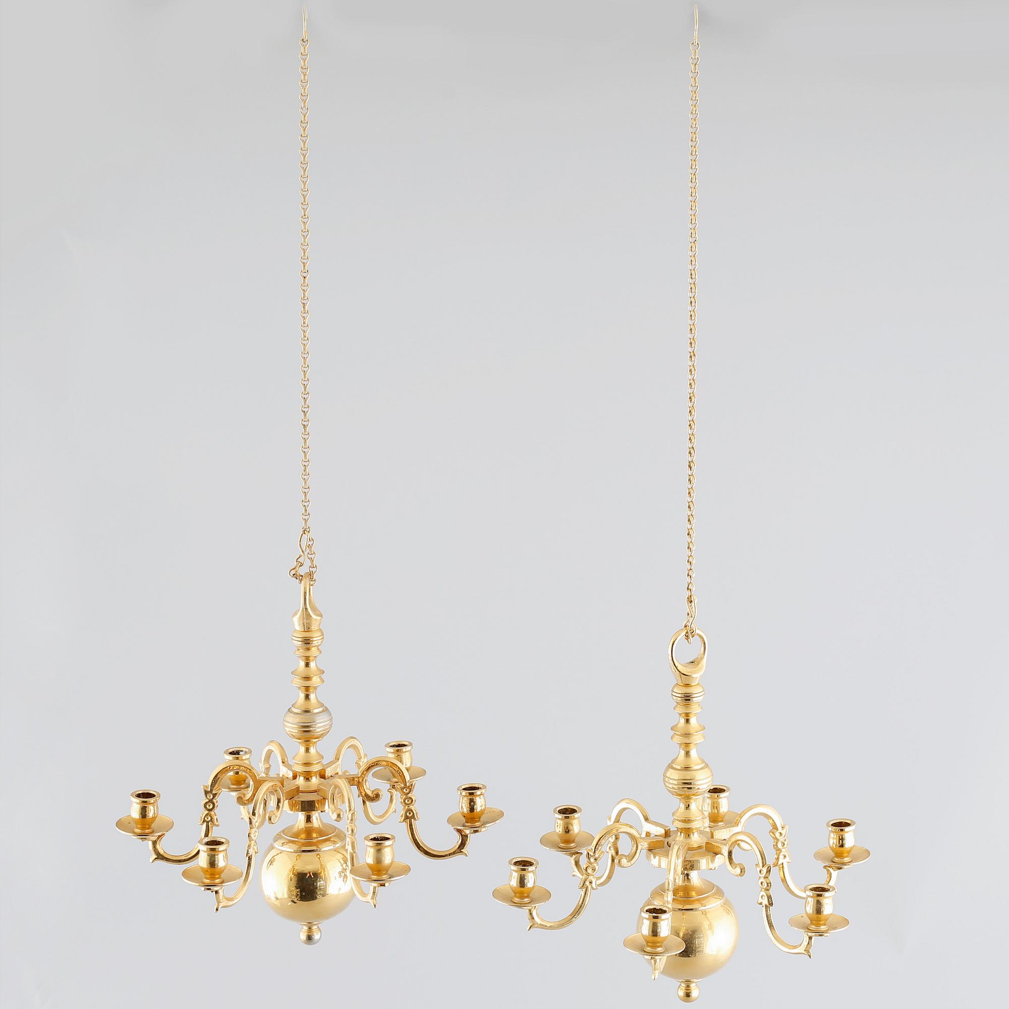 A pair of small baroque style chandeliers, late 20th century, hight 21 cm.