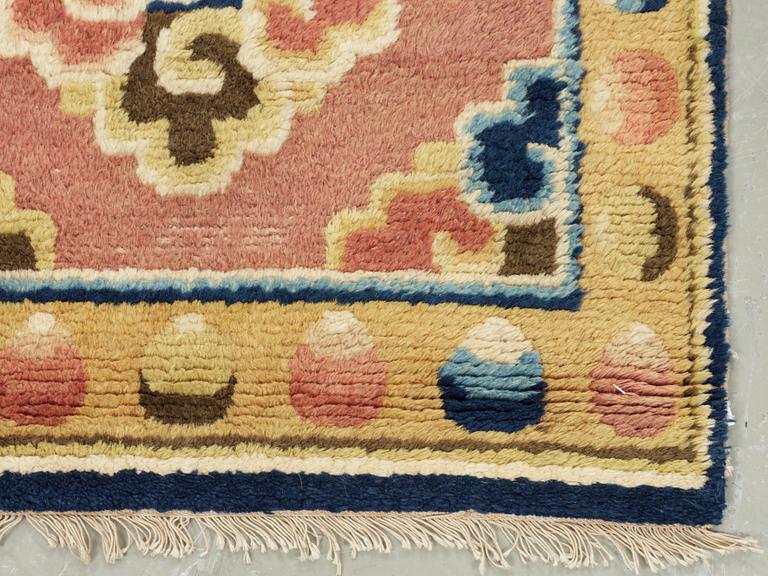 A MEDITATION RUG, ANTIQUE NINGXIA. China, late Qing. 122 x 62,5 cm.