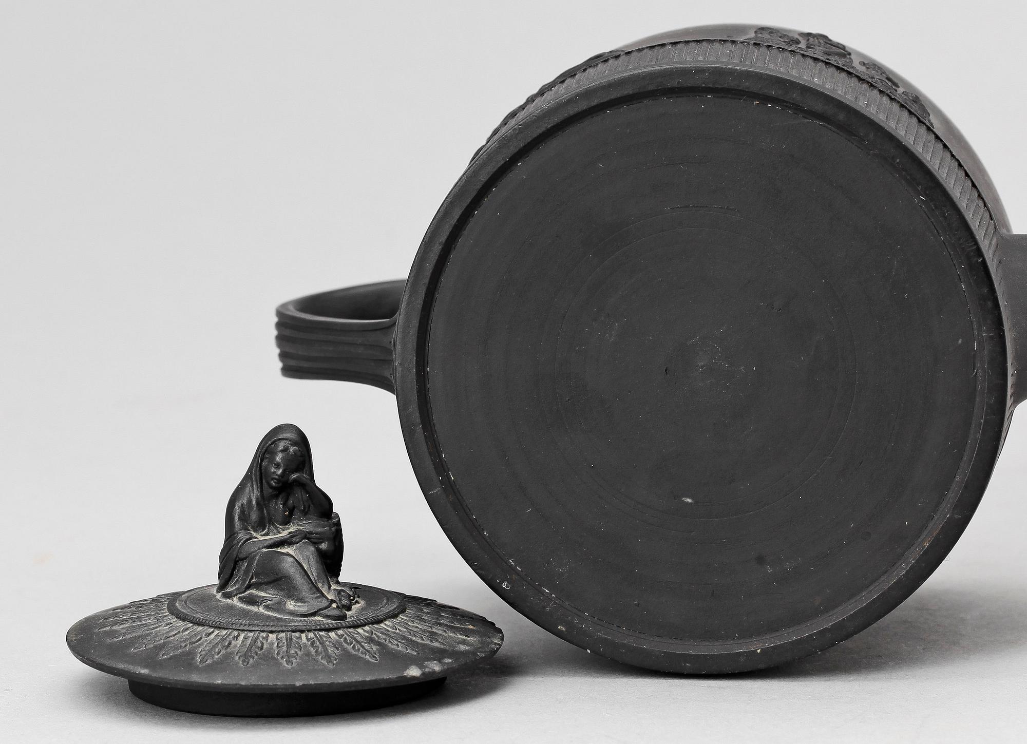 TÉKANNA, basaltware, omkring 1800.
