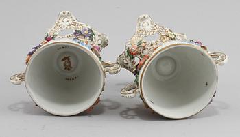 POTPURRIURNOR, 2 st, snarlika, porslin, Dresden, 1900-tal.