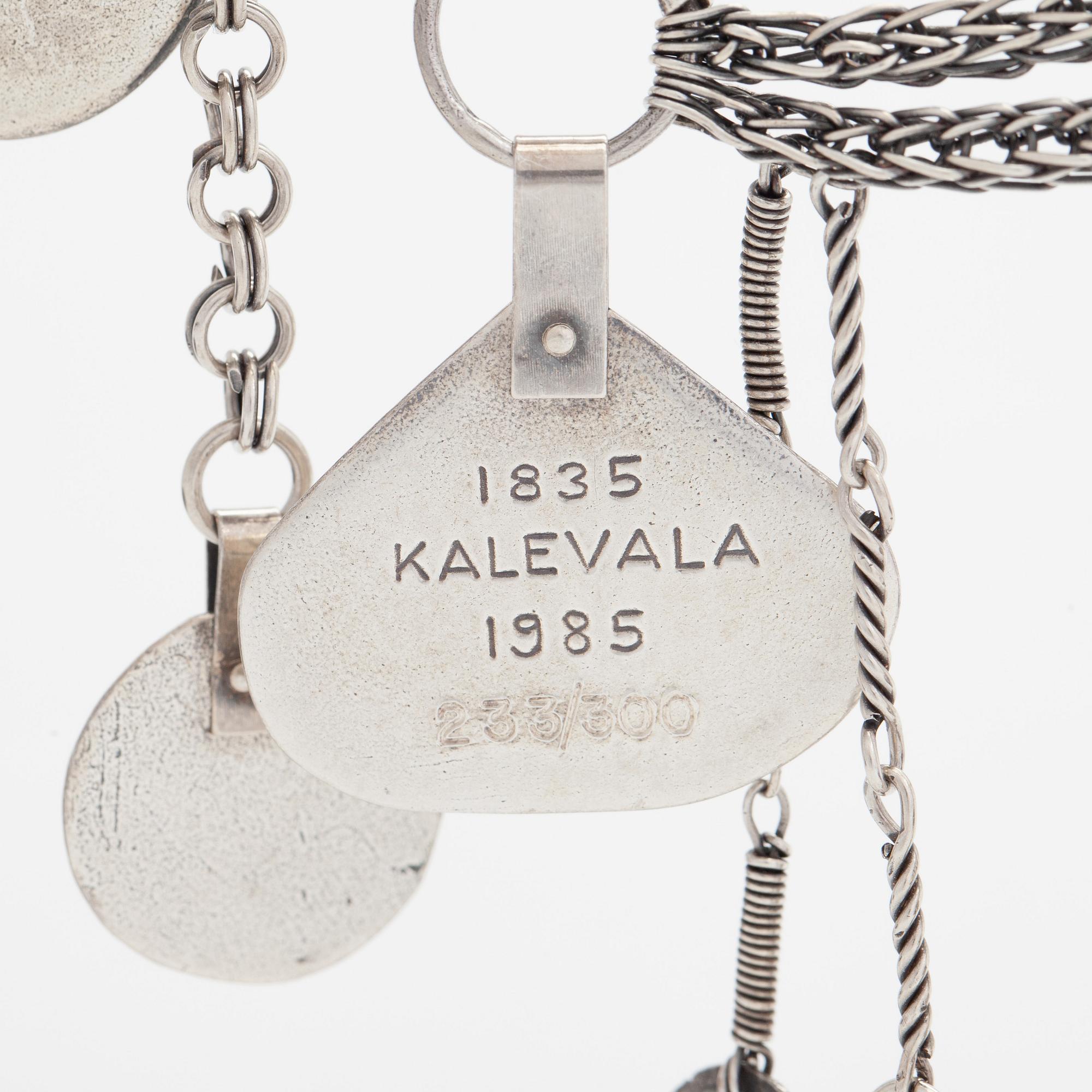 Juhlakääty ja korvakorut, Kalevala-eepos 150 vuotta, sterlinghopeaa. Kalevala Koru, Helsinki 1984 ja 1992.