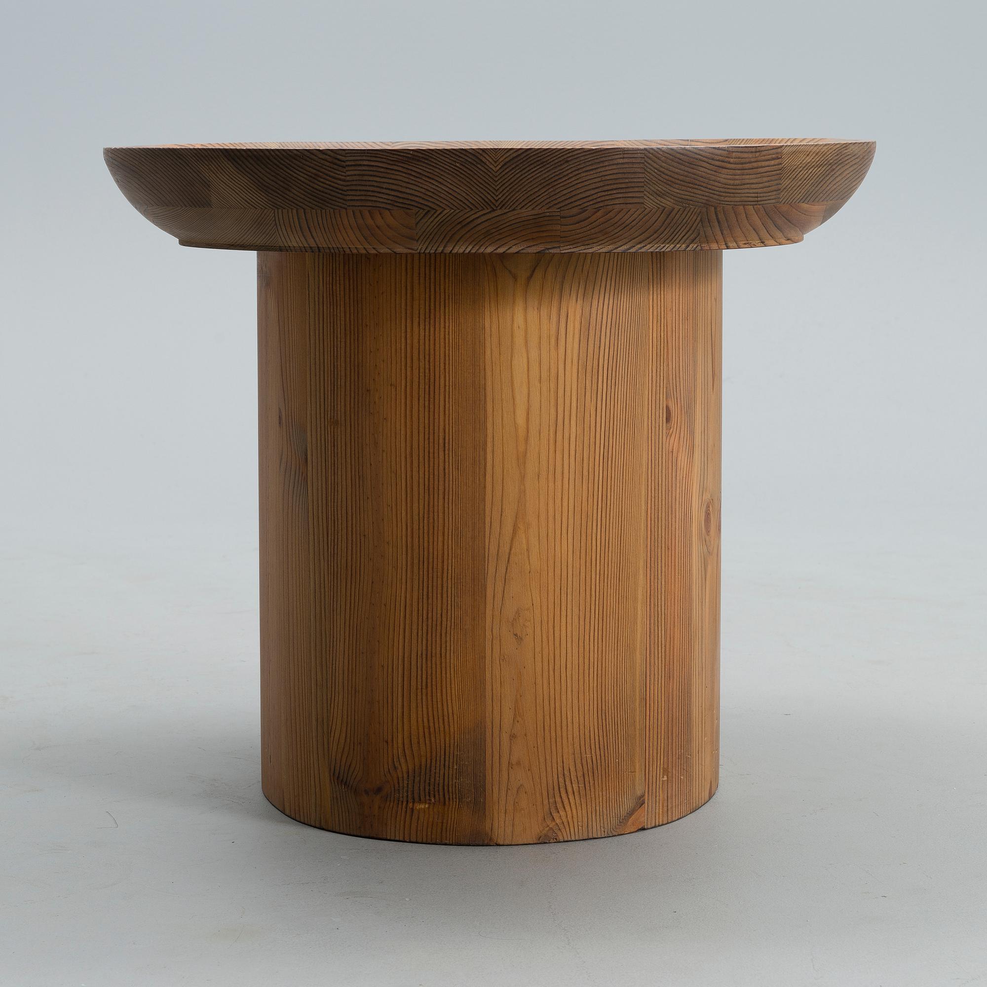 AXEL EINAR HJORTH, A COFFEE TABLE. Utö. For Nordiska Kompaniet (NK). 1930s.