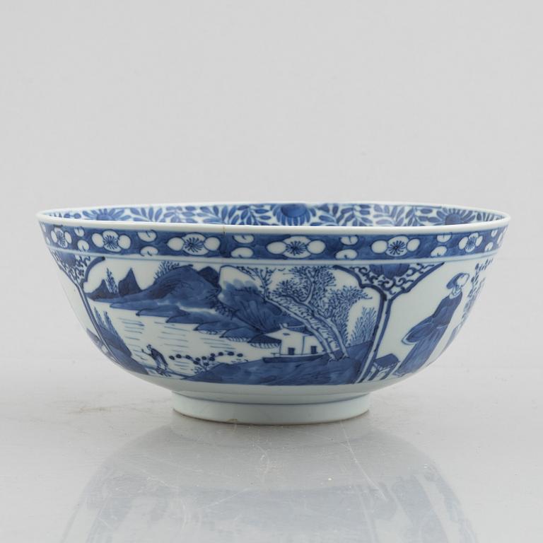 A blue and white bowl and bottle, China, Qing dynasty, 19th century.