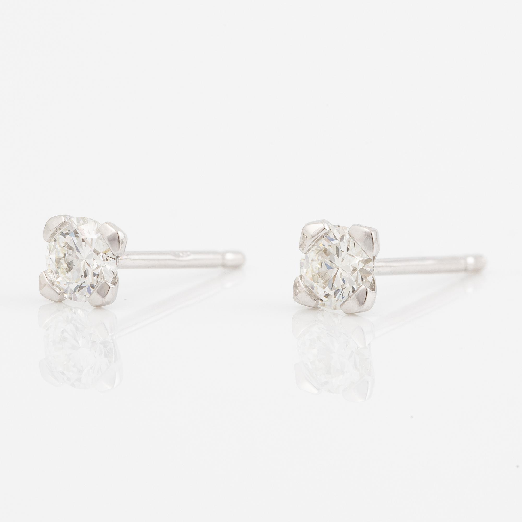 Earrings 18K white gold set with brilliant-cut diamonds, accompanied by GIA dossier.