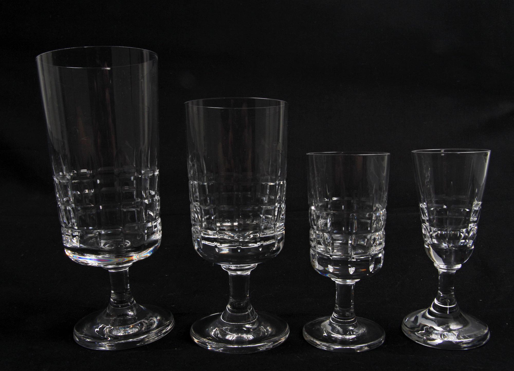 SERVIS, ca 80 delar. Glas, "City" Kosta.