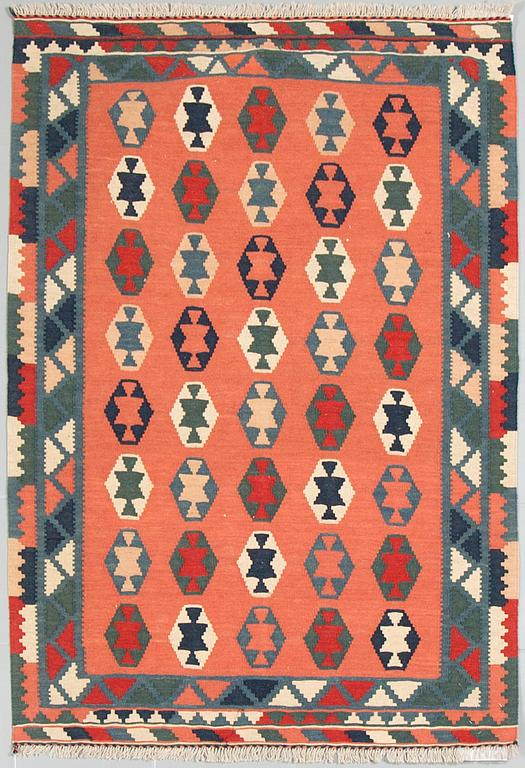 A VERAMIN KILIM RUG, 152 x 109 cm.