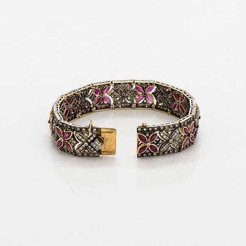 Rannekoru, 8/8-hiotut timantit, rubiinit, 14K kultaa, hopeaa.