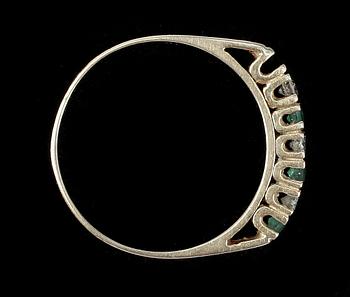 RING, 18k guld med små briljantslipade diamanter och smaragder. Vikt ca 2,8 gram.