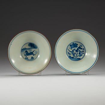 A pair of blue and white Transitional bowls, 17th Century.