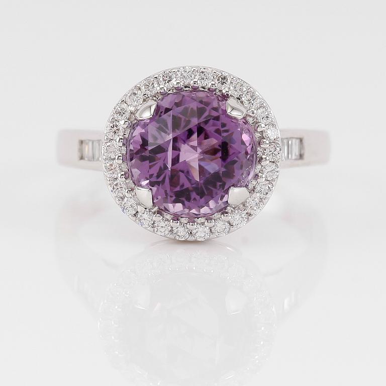 RING, 14K vitguld, ametist och diamanter.