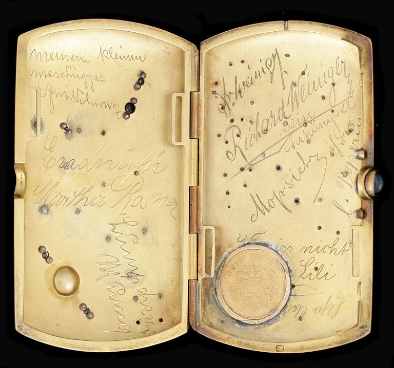 CIGARETTETUI, 14k guld med gammalslipade diamanter tot ca0,24ct, safirer och rubiner. 1930-tal. Vikt 65g.