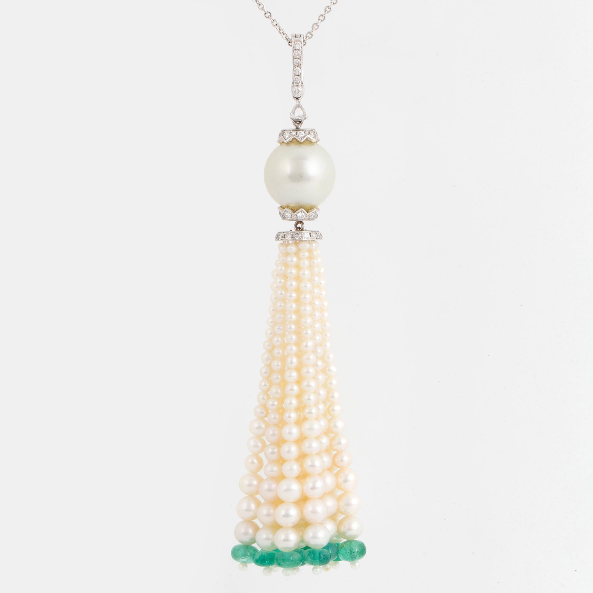 COLLIER, med odlade pärlor , diamanter och smaragdpärlor.
