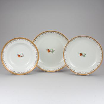 An export porcelain famille rose dinner service, Qing dynasty, Qianlong (1736-1795). (24 pieces).