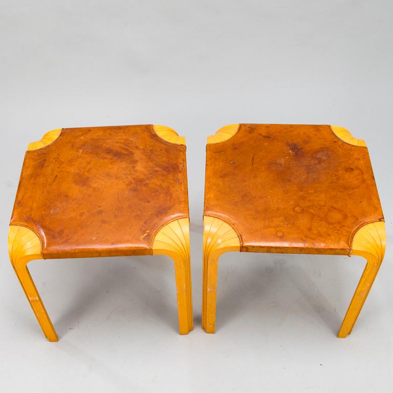 ALVAR AALTO, a pair of mid-20th century 'X602' stools for Artek.