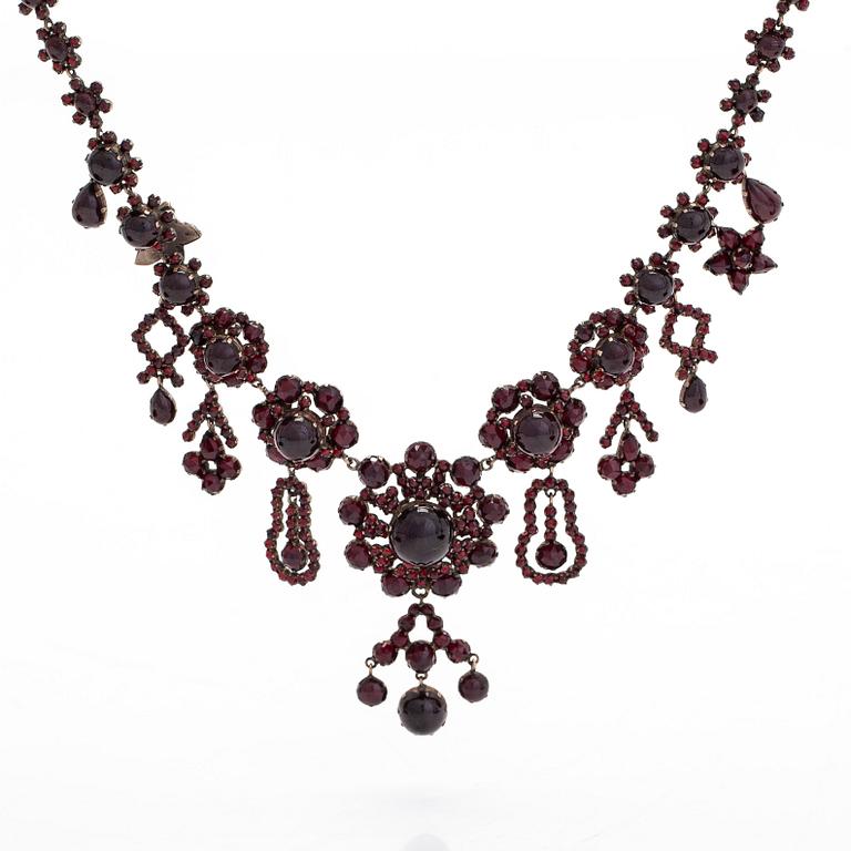 Collier och brosch, viktorianska, cabochon- och rosenslipade granater, silver.