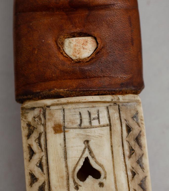 SAMEKNIV, ben och läder, monogramsignerad JH, 1900-talets första hälft.