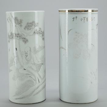 PERUKVASER, 2 st, porslin, Kina 1900-tal.