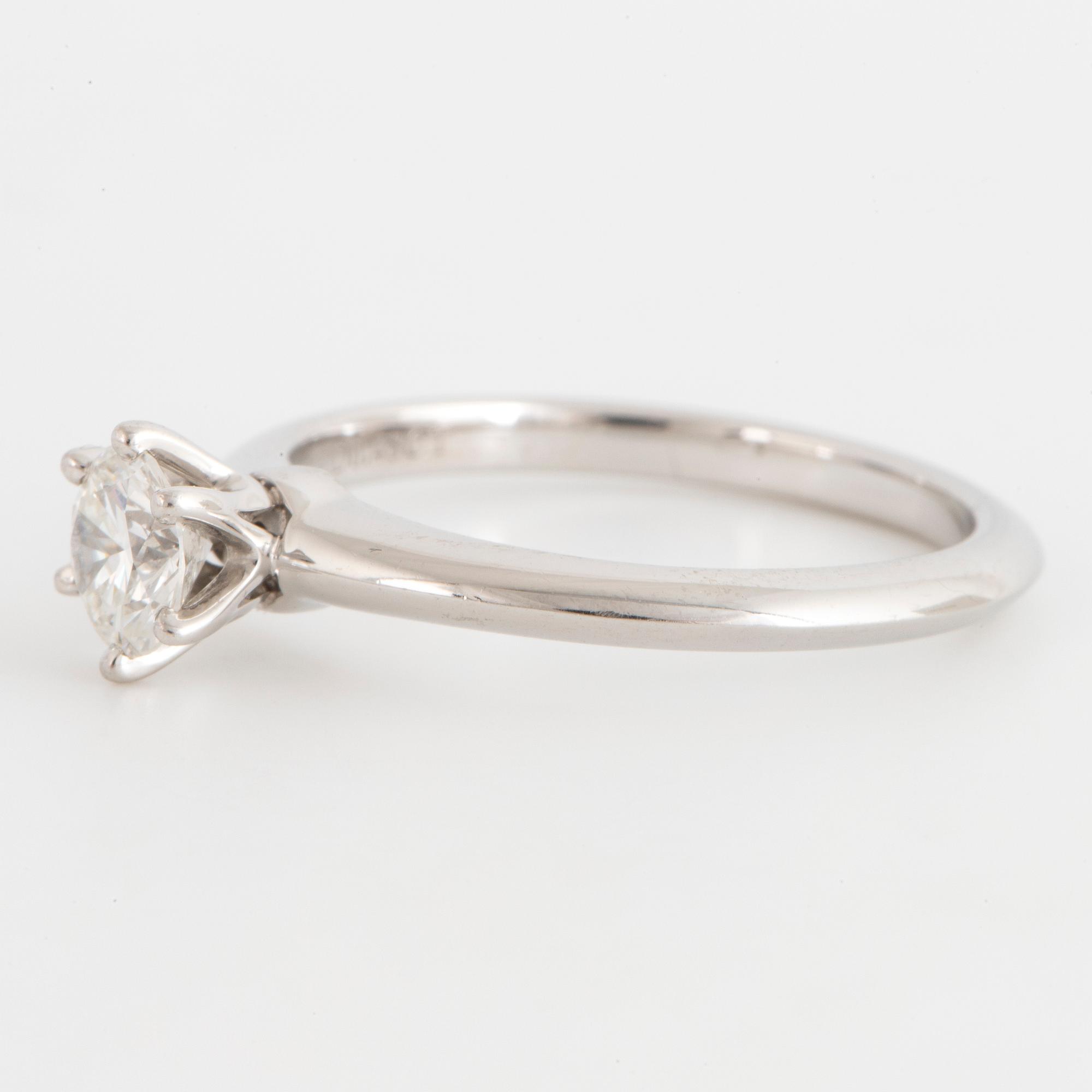 TIFFANY & CO, Enstensring platina med briljantslipad diamant 0.48 ct.