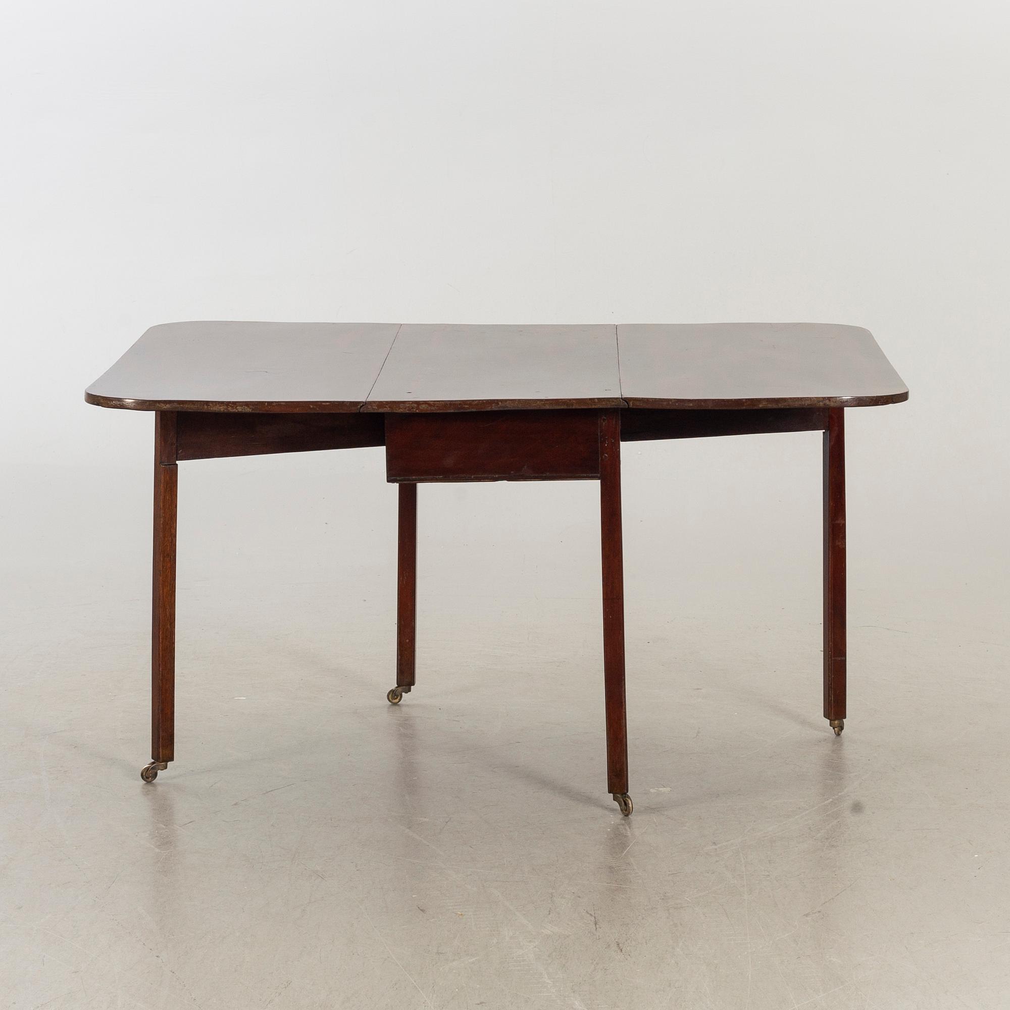 A probably english 19th century flap table.