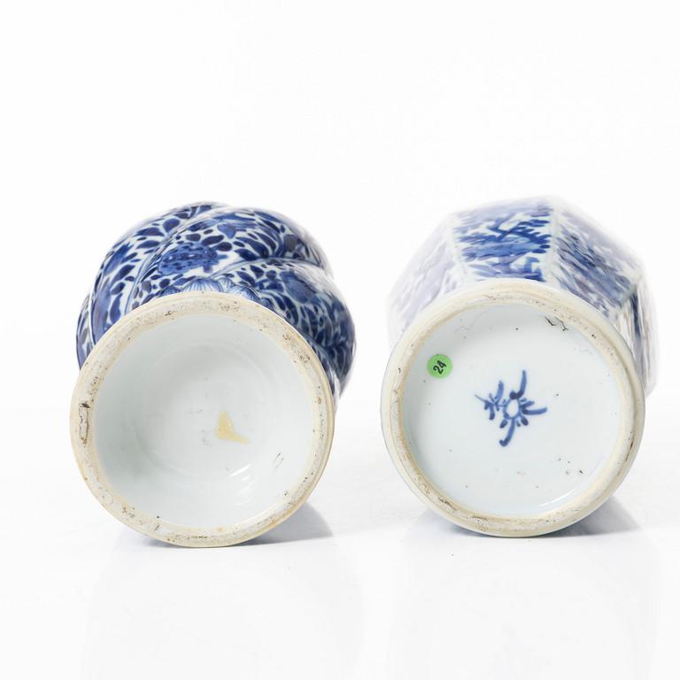 Two Chinese blue and white porcelain urns, Qing dynasty, Kangxi (1662-1722).