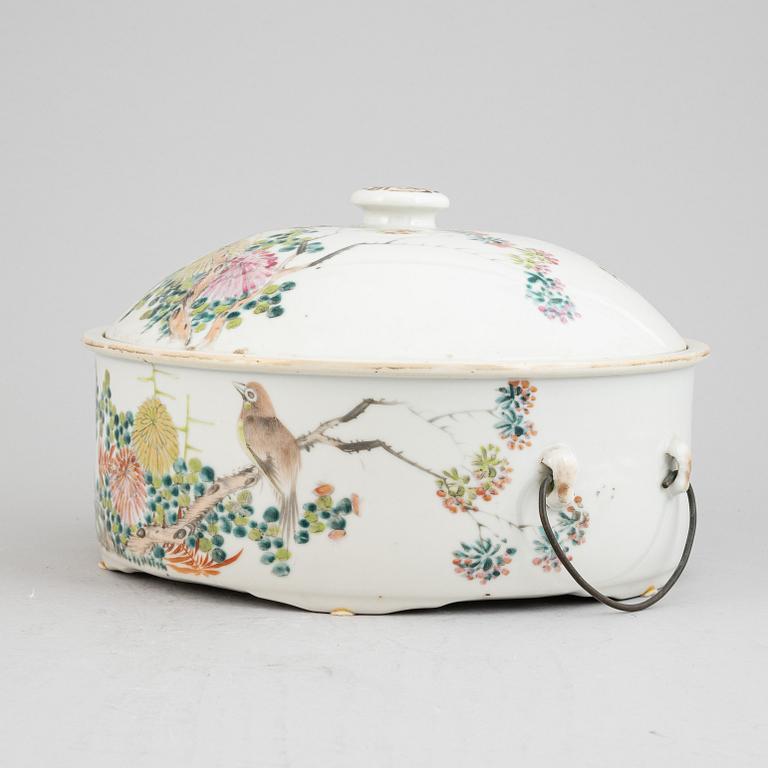 A Chinese porcelain food container with lid, around the year 1900.