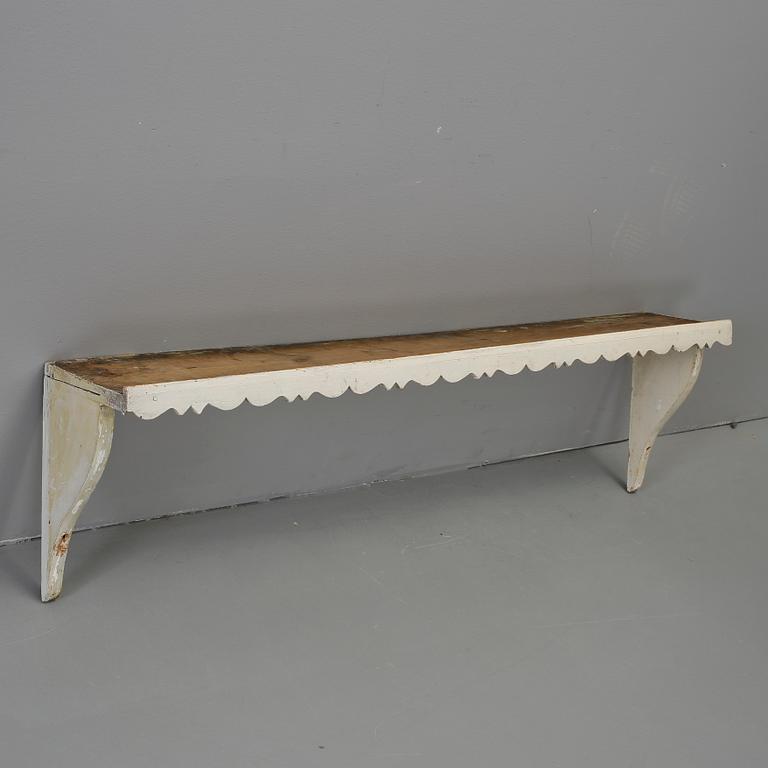 VÄGGHYLLA, omkring år 1900.