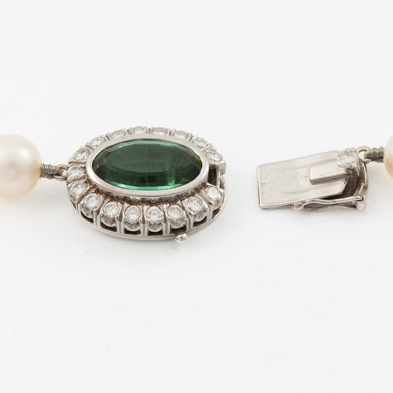 Necklace of cultured pearls with an 18K white gold clasp set with green tourmaline.
