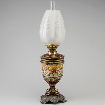 FOTOGENLAMPA, majolika, omkring 1900.