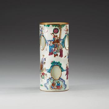 1642. PERUKSTOCK, porslin. Sen Qing dynastin, 1800-tal. Med Tongzhi sigillmärke.