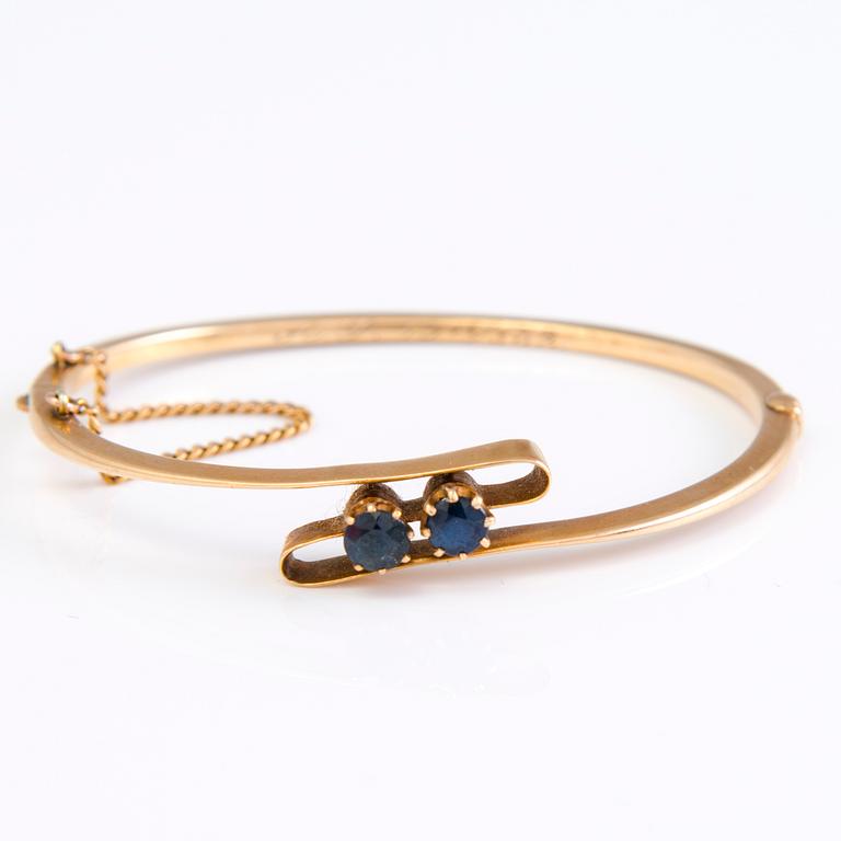 ARMRING, 14K guld med två safirer, stämplad på kyrilliska Bok, S:t Petersburg, sent 1800-tal.