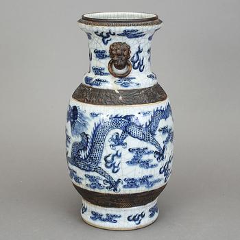 VAS, porslin, Kina, omkring år 1900.