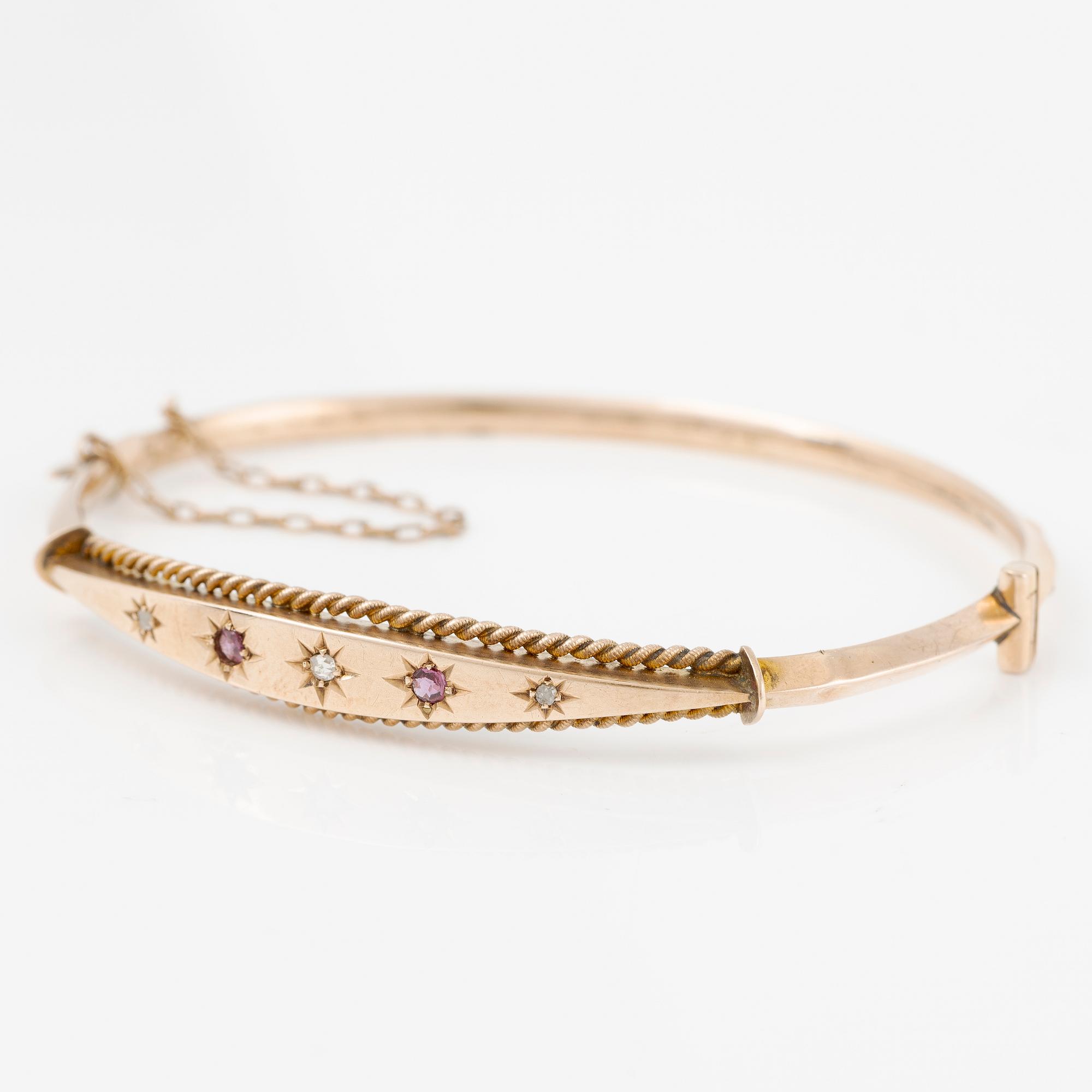 Armring, 9K guld med små diamanter och rubiner, sent 1800-tal/tidigt 1900-tal.