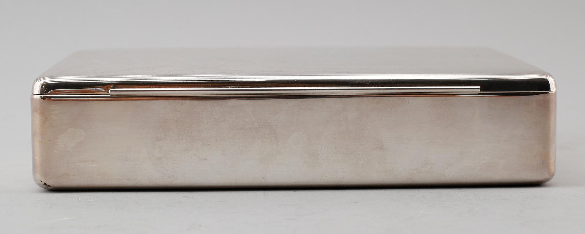 CIGARRETUI OCH CIGARRSNOPPARE, silver, 1900-talets mitt. Vikt ca 516 g.