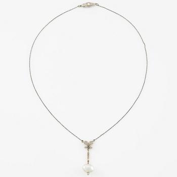 Collier 18K guld och silver med en odlad pärla och rosenslipade diamanter.