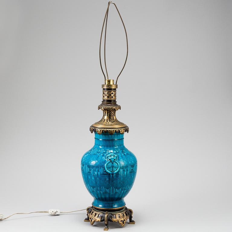 BORDSLAMPA, porslin, Kina, 1900-talets första hälft.