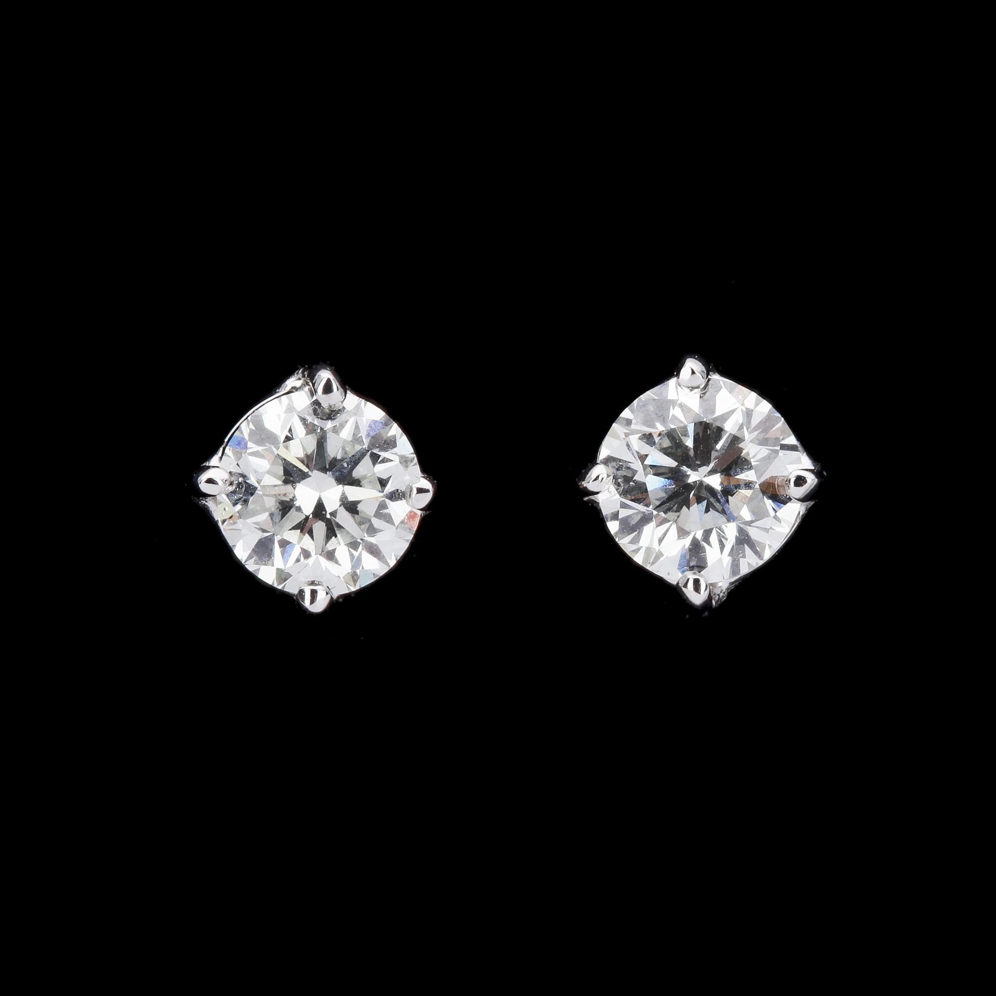 ÖRHÄNGEN, vardera briljantslipad diamant, 0.70 ct.