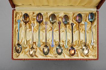 KAFFESKEDAR, 12 st, sterlingsilver, emalj, David Andersen, Oslo, 1900-tal. Tot ca 104 gram.