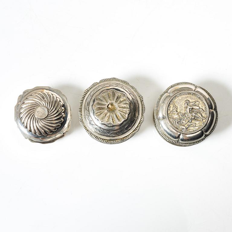 A set of three silver snuff boxes, 18th/19th century.