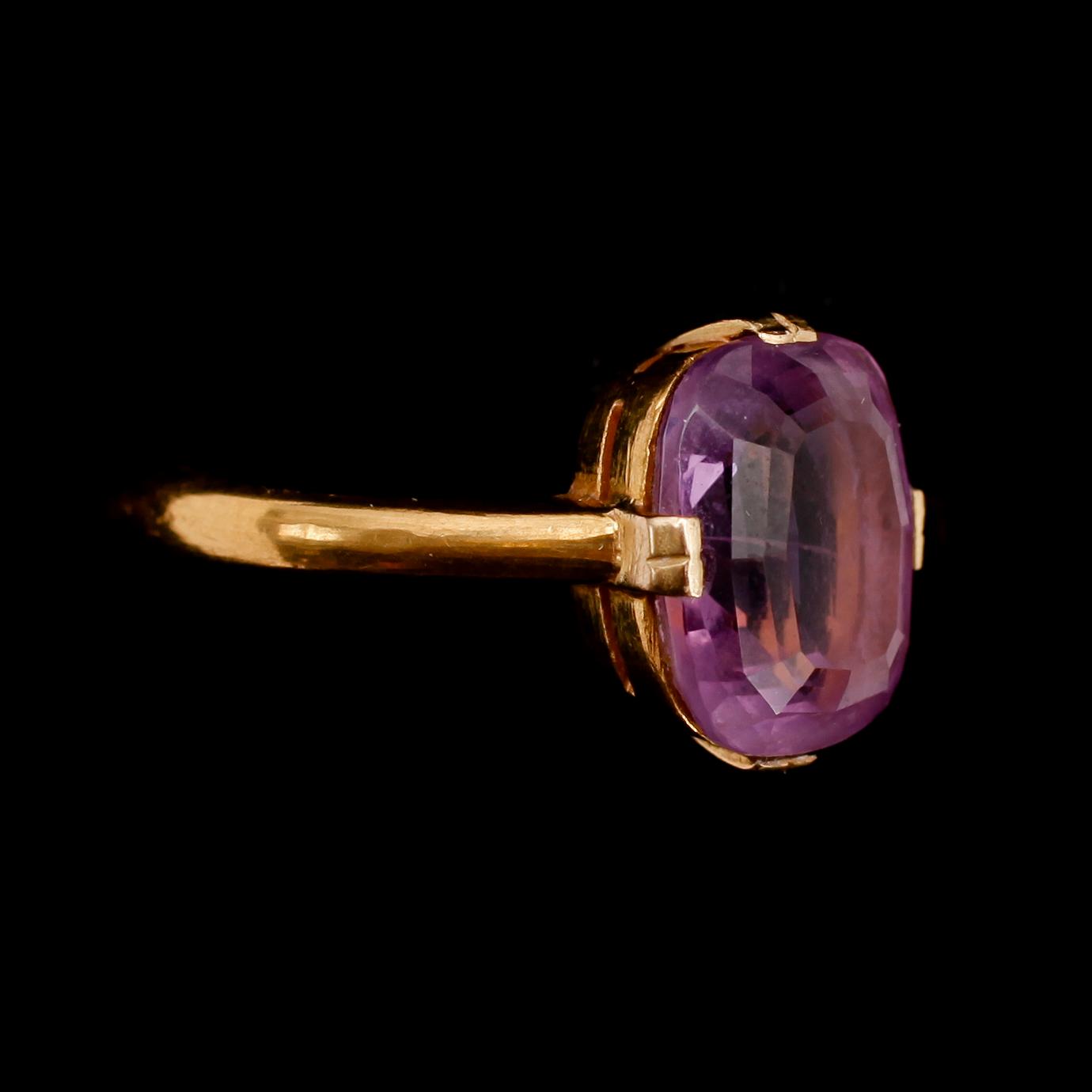 RING, 23 k guld, med fasettslipad ametist. Vikt 6 g.