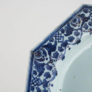 Terrin med fat, porslin, Kina, Qingdynastin, Qianlong (1736-95).