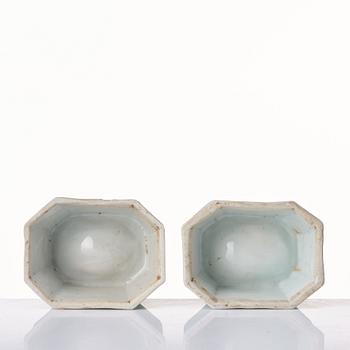 A pair of famille rose armorial salts, Qing dynasty, Qianlong (1736-95).