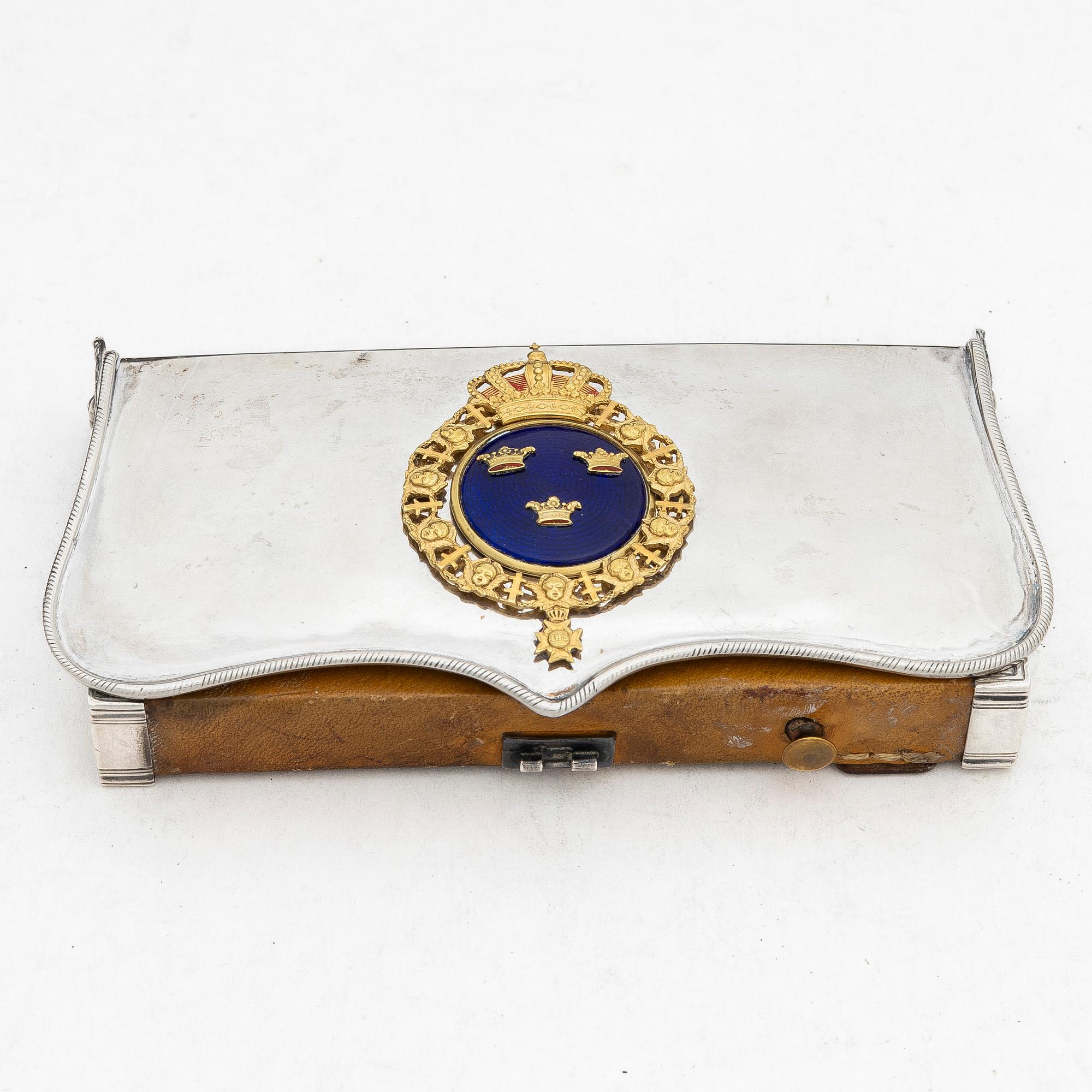 Kartuschlåda för officer vid Livregementet till häst m/1847, i silver, av Gustav Möllenborg Stockholm 1856.